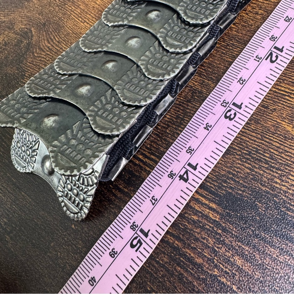 Western Style Concho Stretch Belt Gunmetal Black Oval Buckle Embossed Floral M - Picture 4 of 16